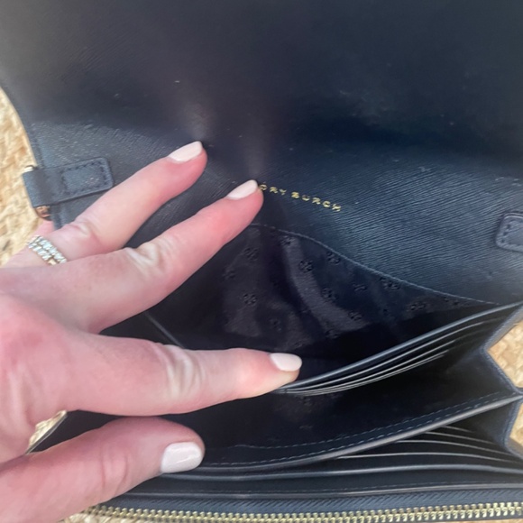 TORY BURCH *NWOT* Emerson Chain Wallet Crossbody Bag in Navy with gold hardware - Picture 7 of 13